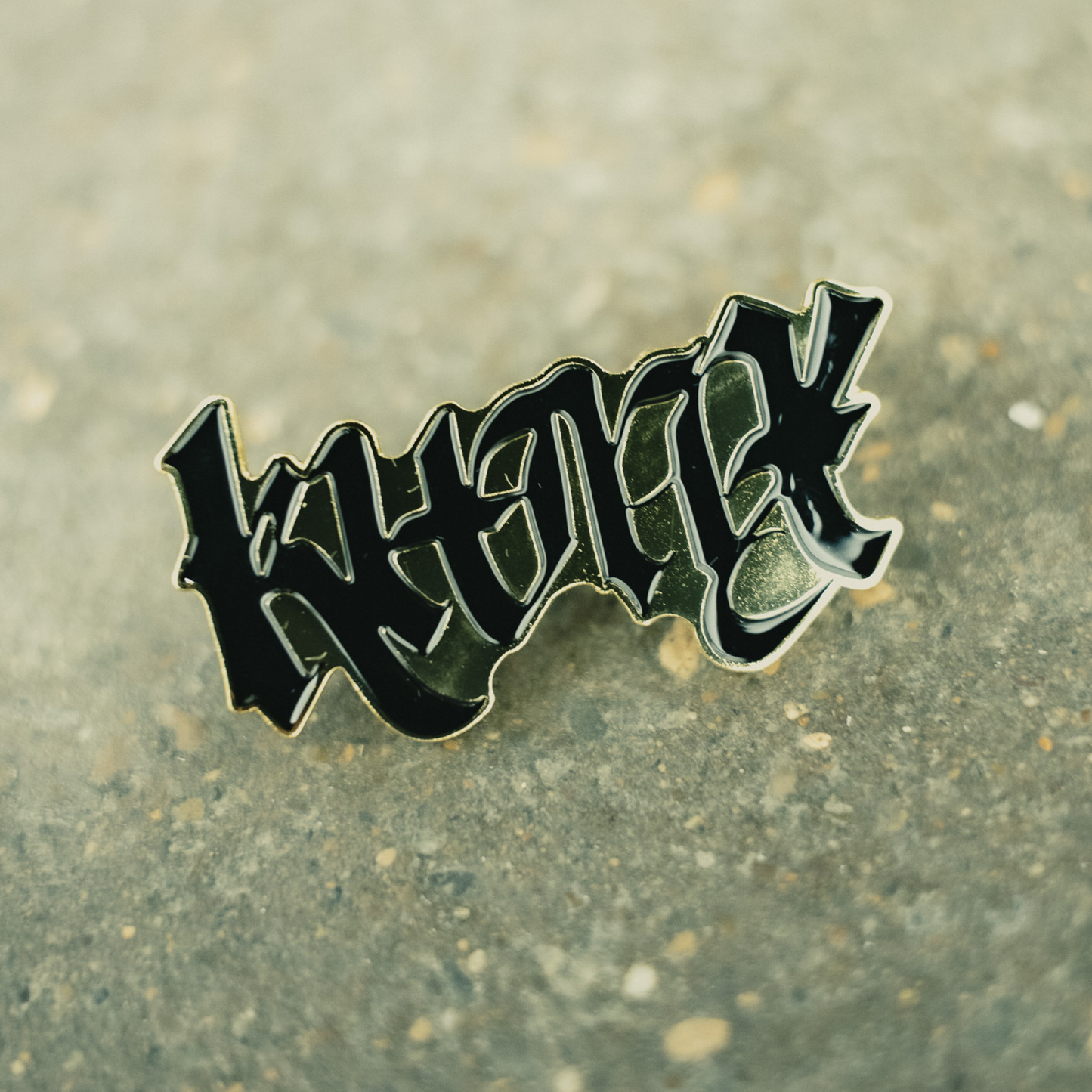 Logo Pin Badge Gold/Black
