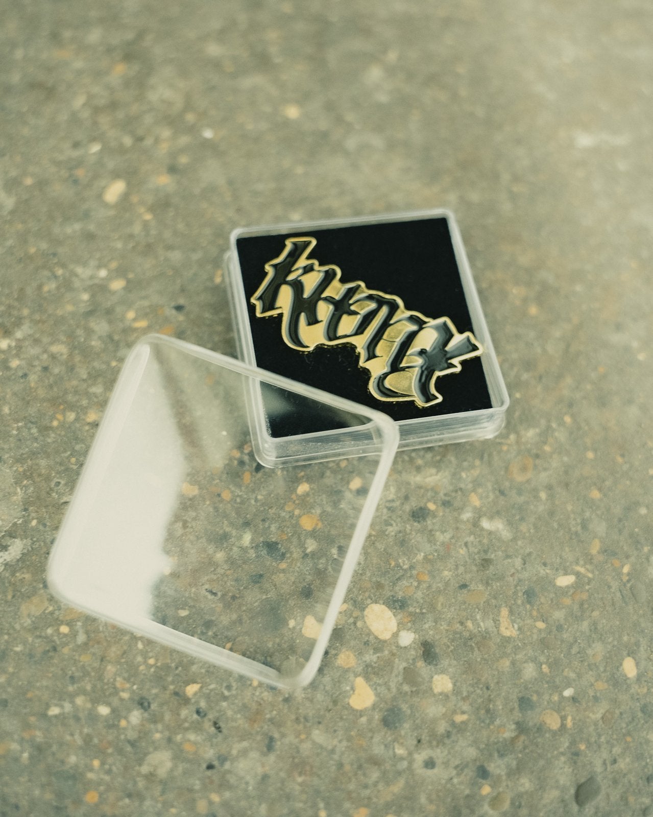 Logo Pin Badge Gold/Black